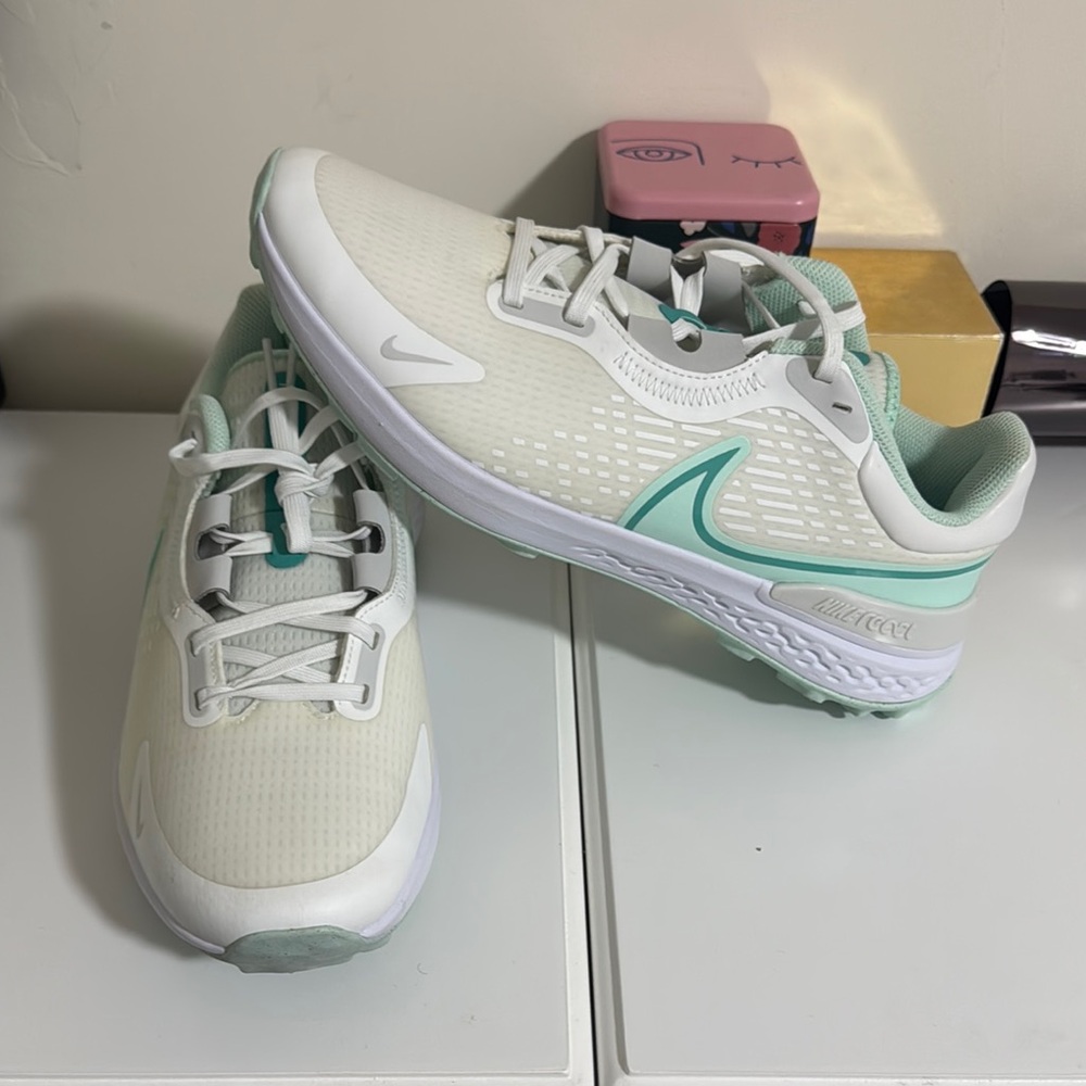 Nike men’s White and Mint Green Running Shoes